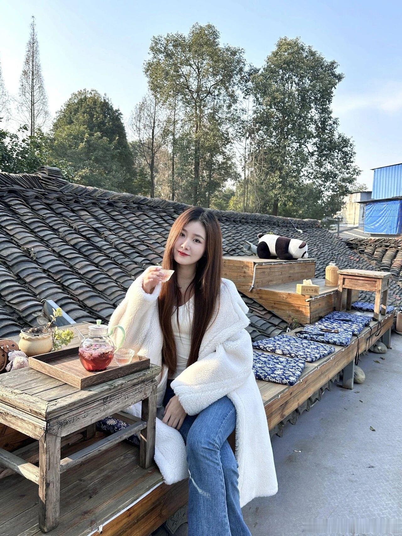 时尚穿搭今天穿什么ootd 银烛秋光冷画屏，轻罗小扇扑流萤。天阶夜色凉如水，卧看