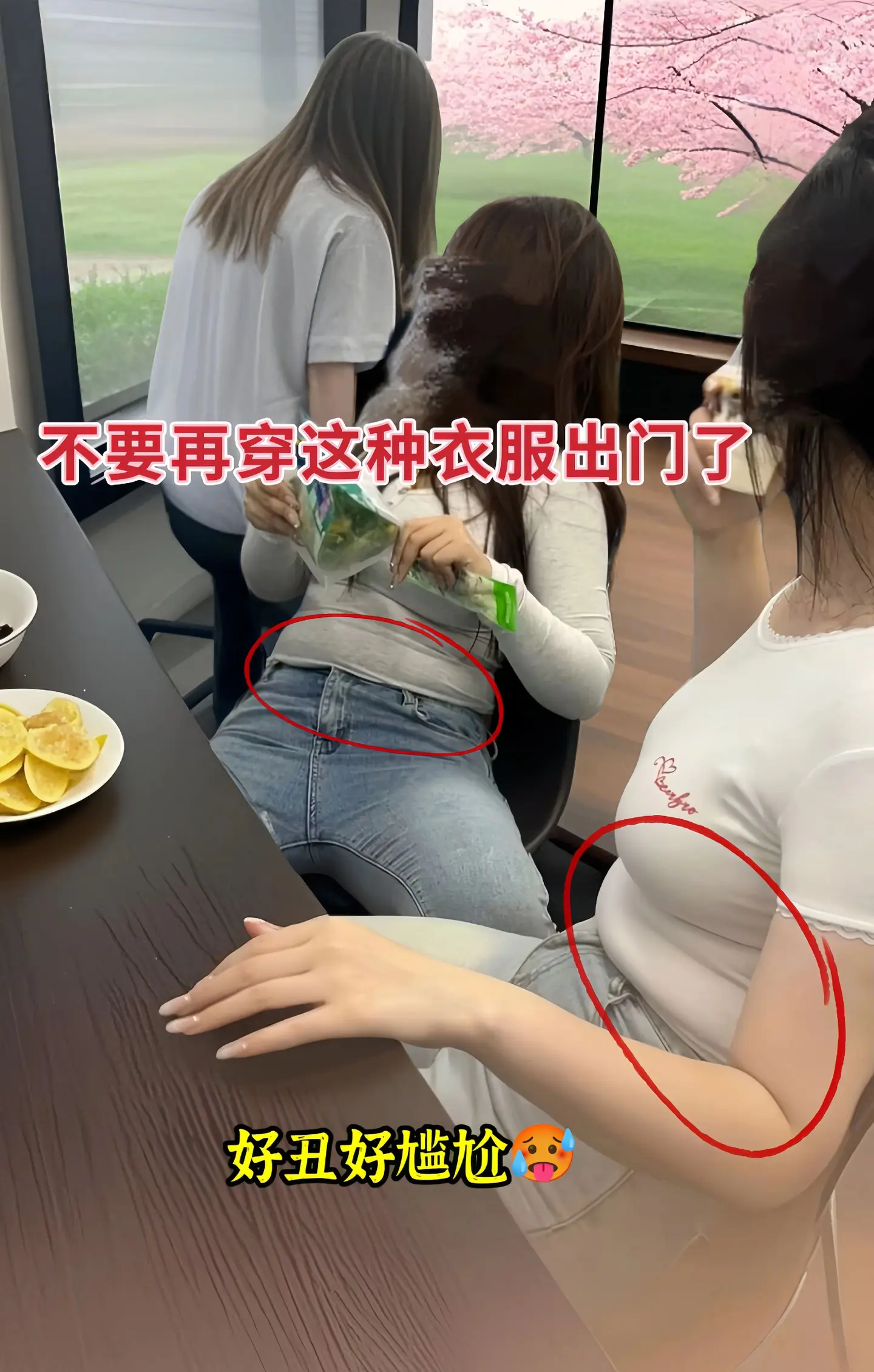 被追着问的夏日套装，谁穿谁好看！系带设计，复古又俏皮，能修饰肩颈线条。...