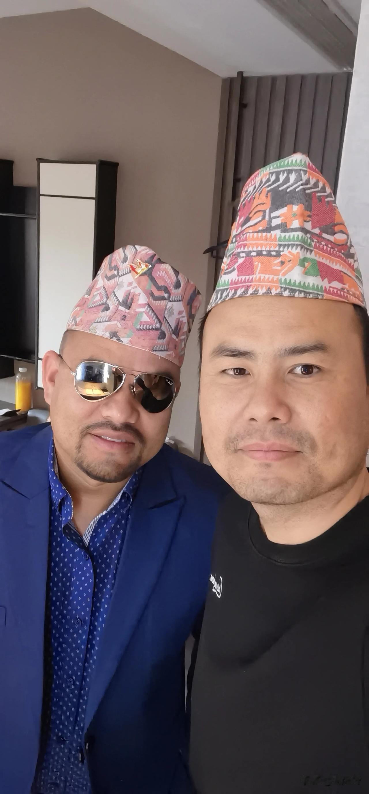 尼泊尔特色标准小帽，戴上还真像那么回事。