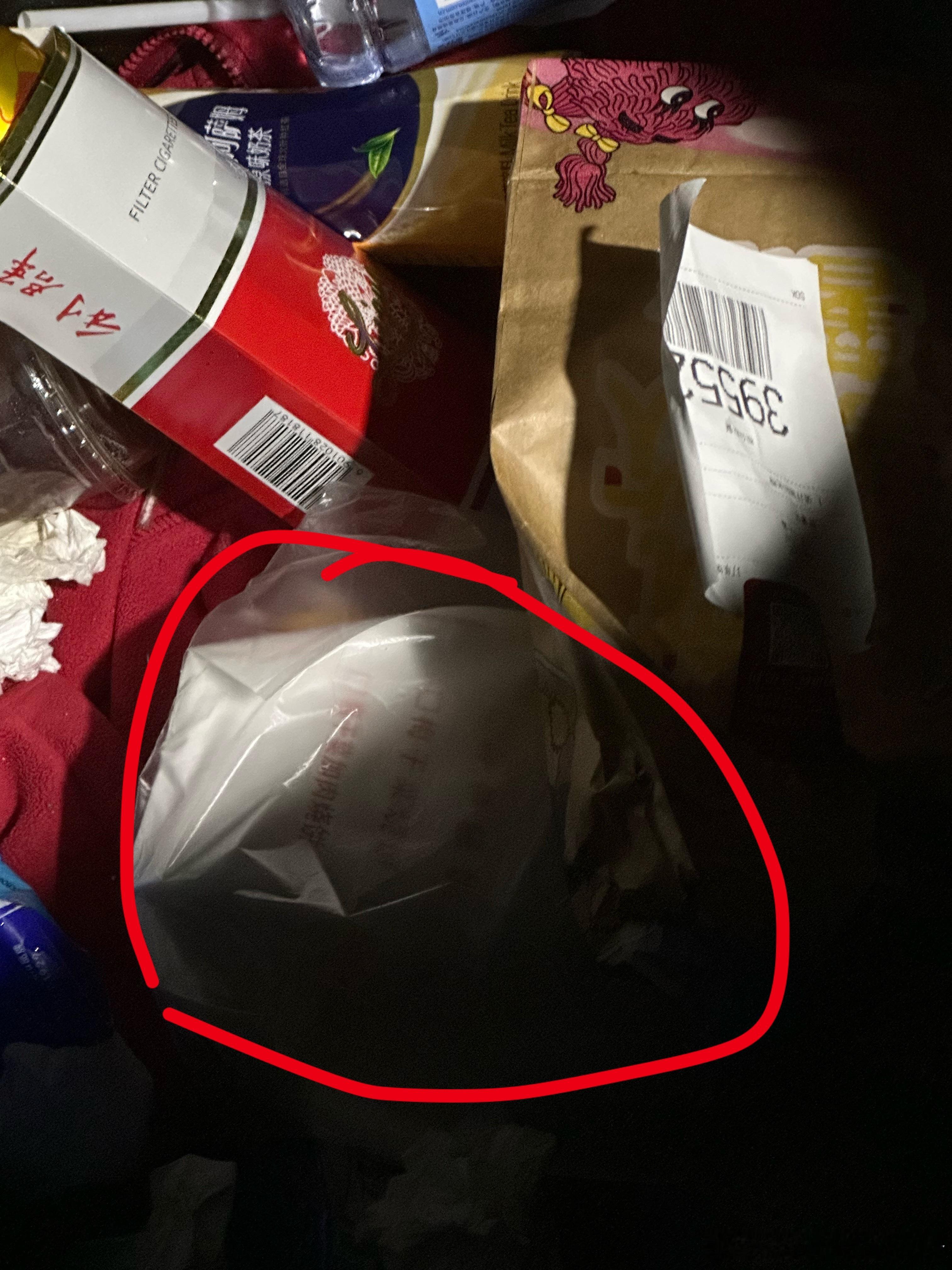 我买了三个饼…我老婆说下车把垃圾丢了…我老婆把饼和垃圾一个手提了…饼没了…我的饼