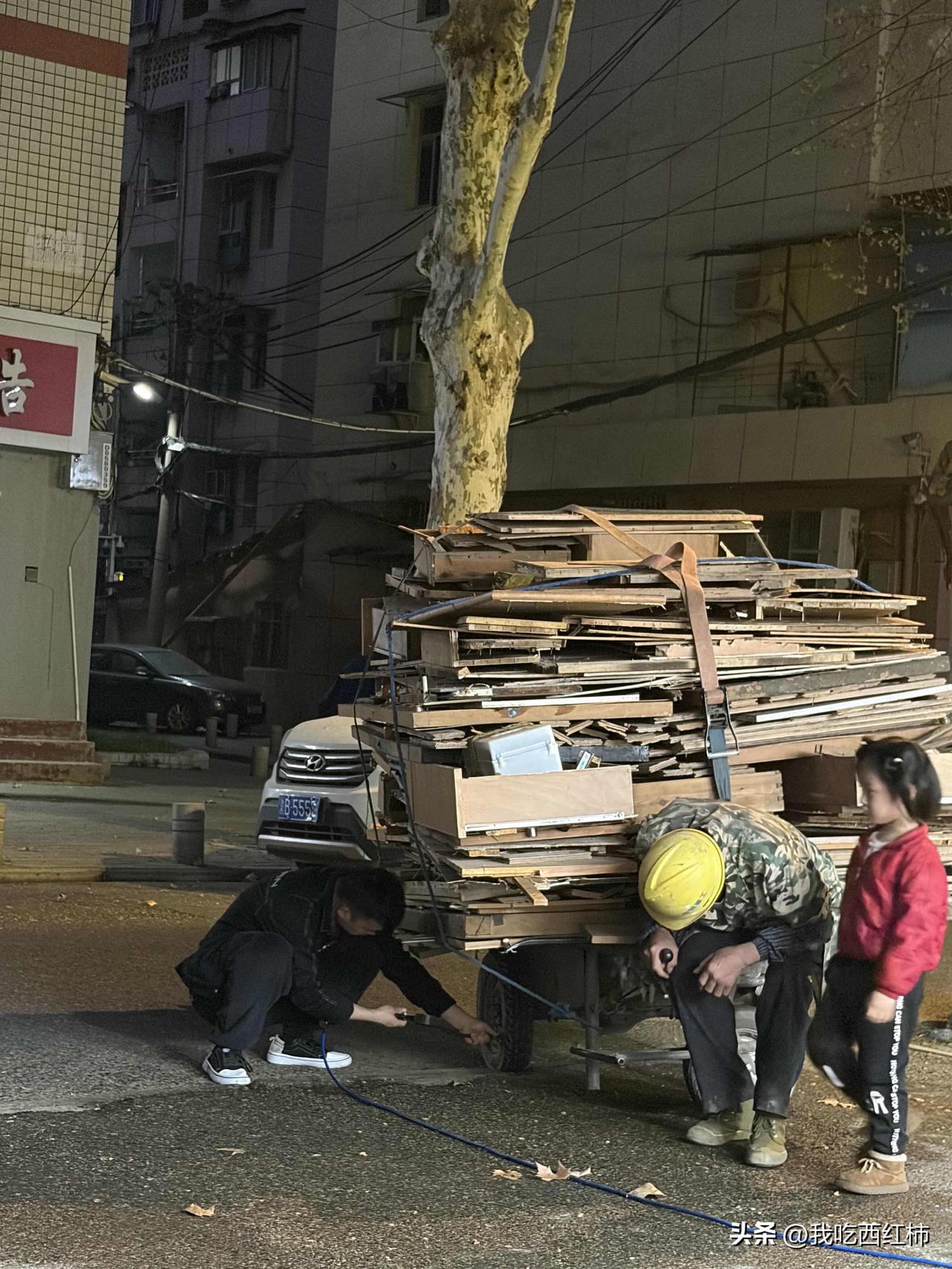 今晚在店门口
今晚在店门口，刚好撞见大叔拉着满满一车木板，堆得跟小山似的，在路边