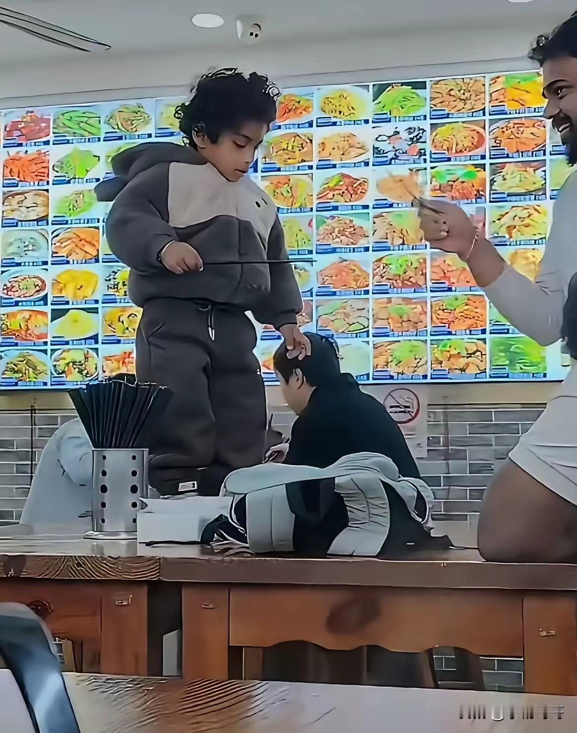 看到公共场合小声喧哗，我忍了；看到偶尔有人插队，我也忍了；可是看到印度游客让孩子