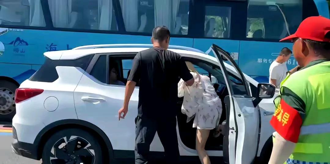 路虎女逆行打人事件持续发酵
在路虎女被“顶格”处罚后，舆论更甚
按理来说这个事件