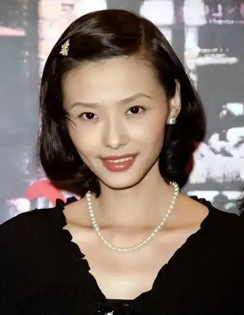 萧淑慎曾以出众容貌与才华惊艳娱乐圈，是梁静茹《勇气》MV里灵动的少女，还获金马奖