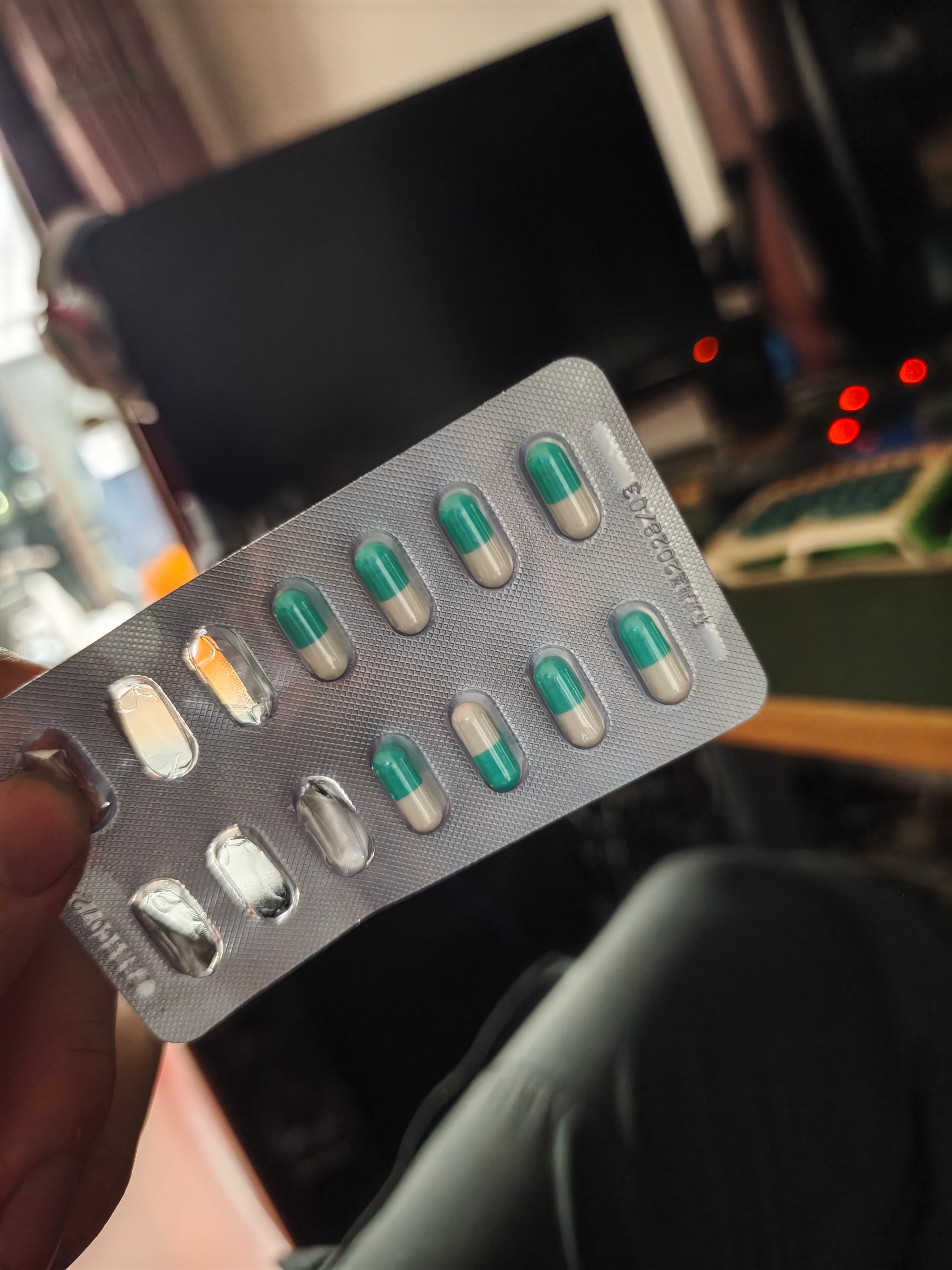 今天差不多是我确诊结果出来后，开始吃氟西汀胶囊等二类精神药物的第10天。我发现，