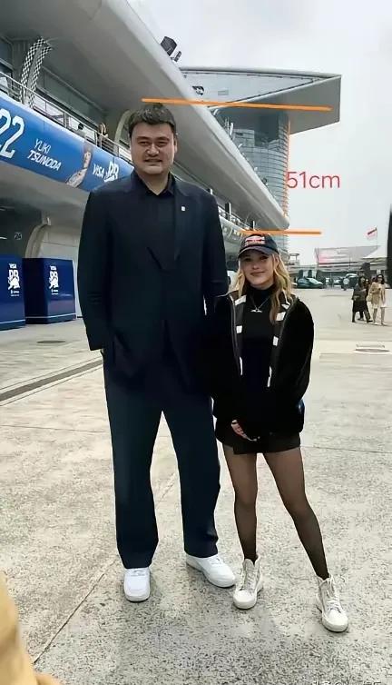 看了姚明和谷爱凌在一起的图片感觉很诧异，谷爱凌身高也有一米七五，在姚明面前显得太