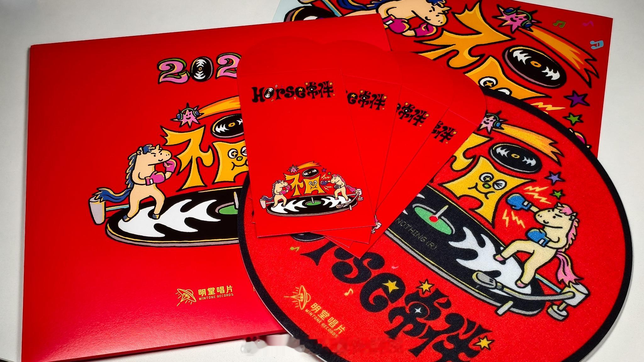 收到了 Nothing 的新年礼盒  ，和明堂唱片联名的一套礼物，有唱片垫、贴纸