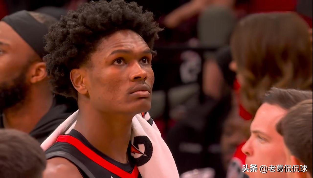 火箭新星阿门-汤普森真是太惧怕投三分了！在今天火箭主场以91：111惨败于雷霆的