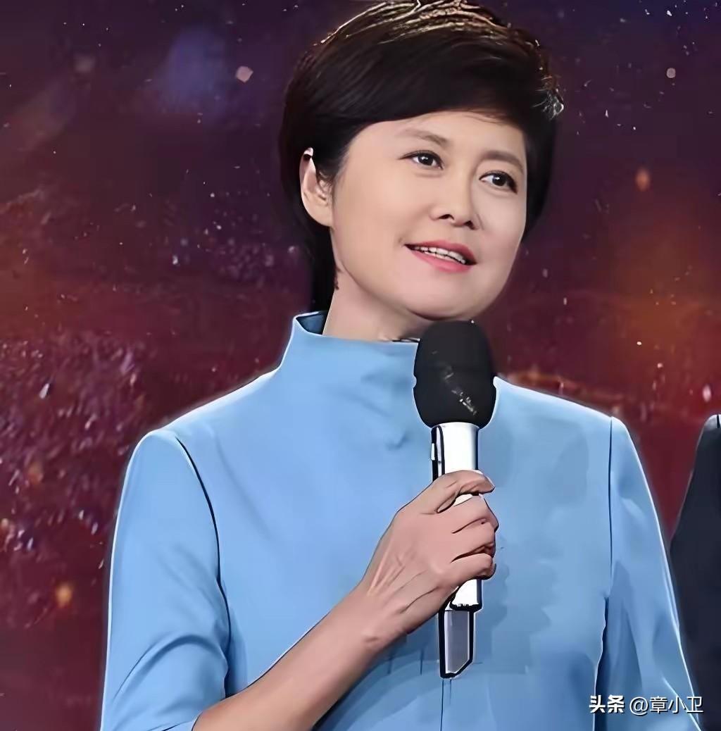 敬一丹，央视著名主持人，她用专业与坚守，诠释了新闻人的初心与担当，也定义了一代主