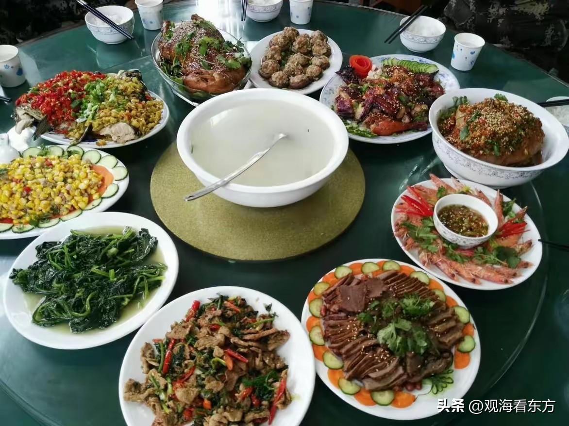 据说这是咱们某个部队的伙食，一个退伍老兵在服役时候拍的。据他所说平时标准都这样，