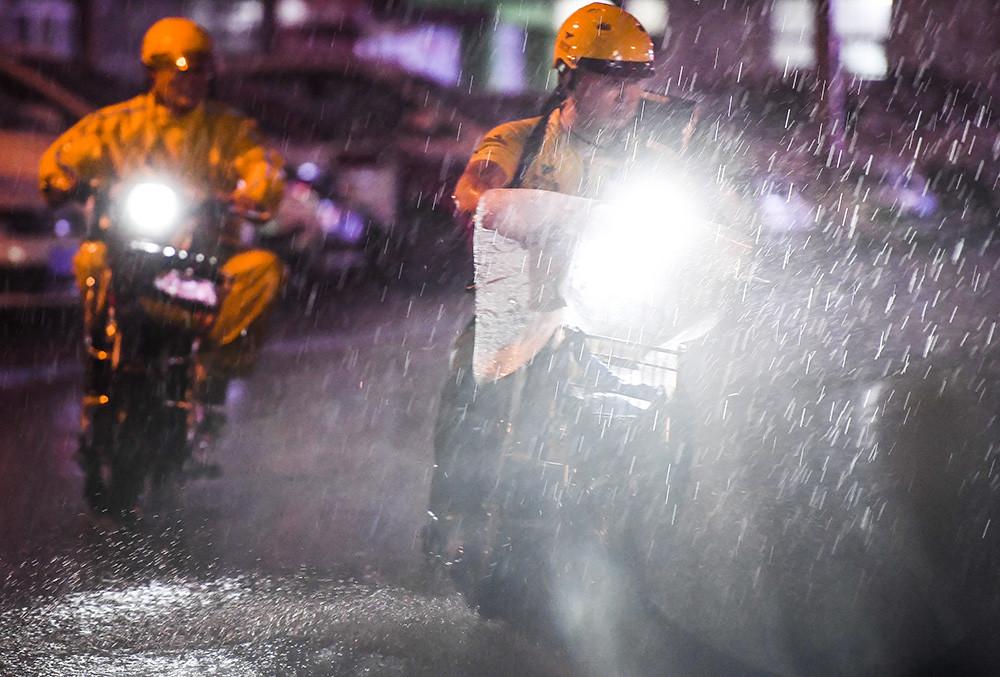 阴天下雨送外卖超时，咱多份体谅呗
 
下雨天出门都费劲，更别说外卖小哥骑着车在雨