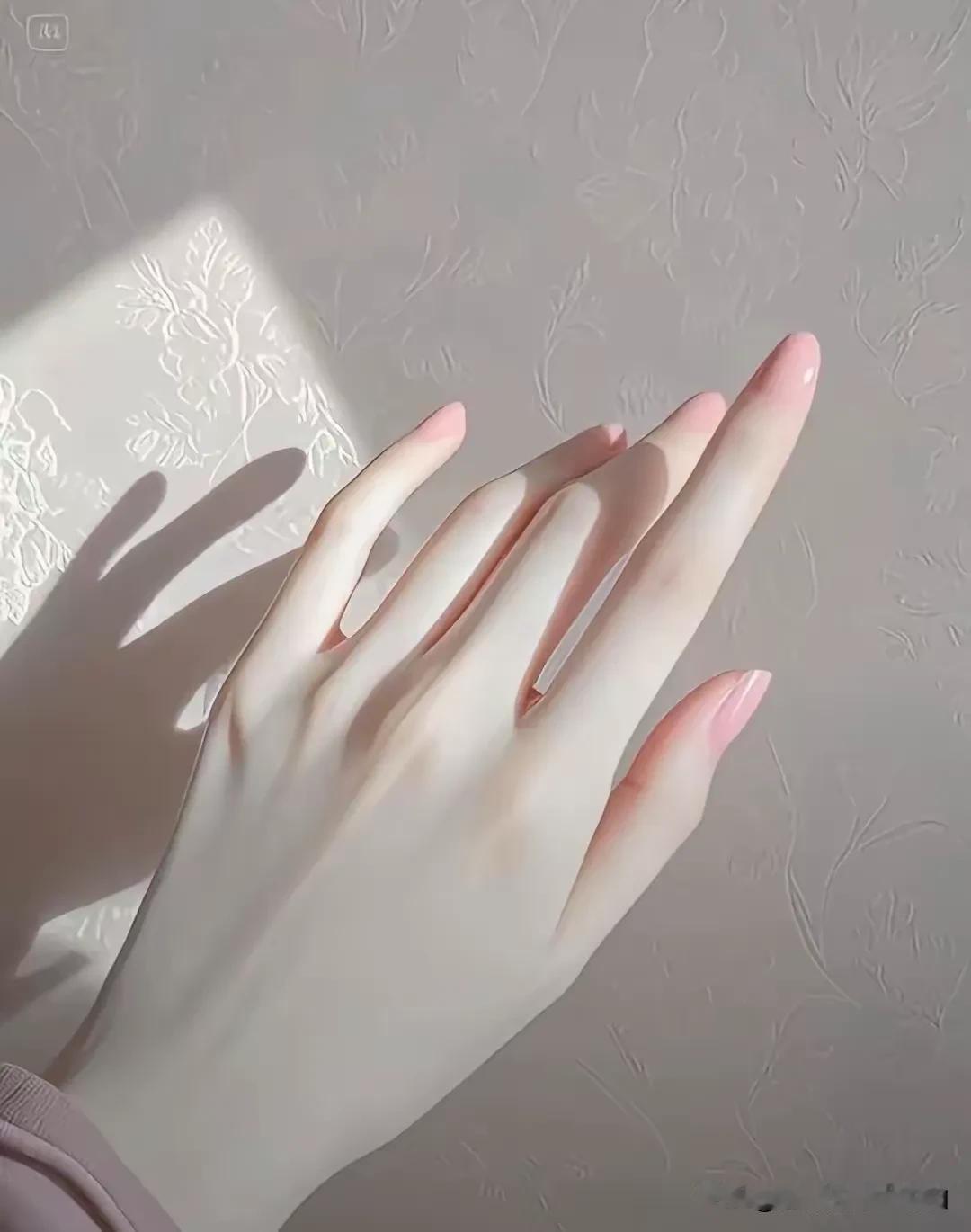有点好奇：世界上真有这么好看的手吗？真是太美啦，美得不可思议！