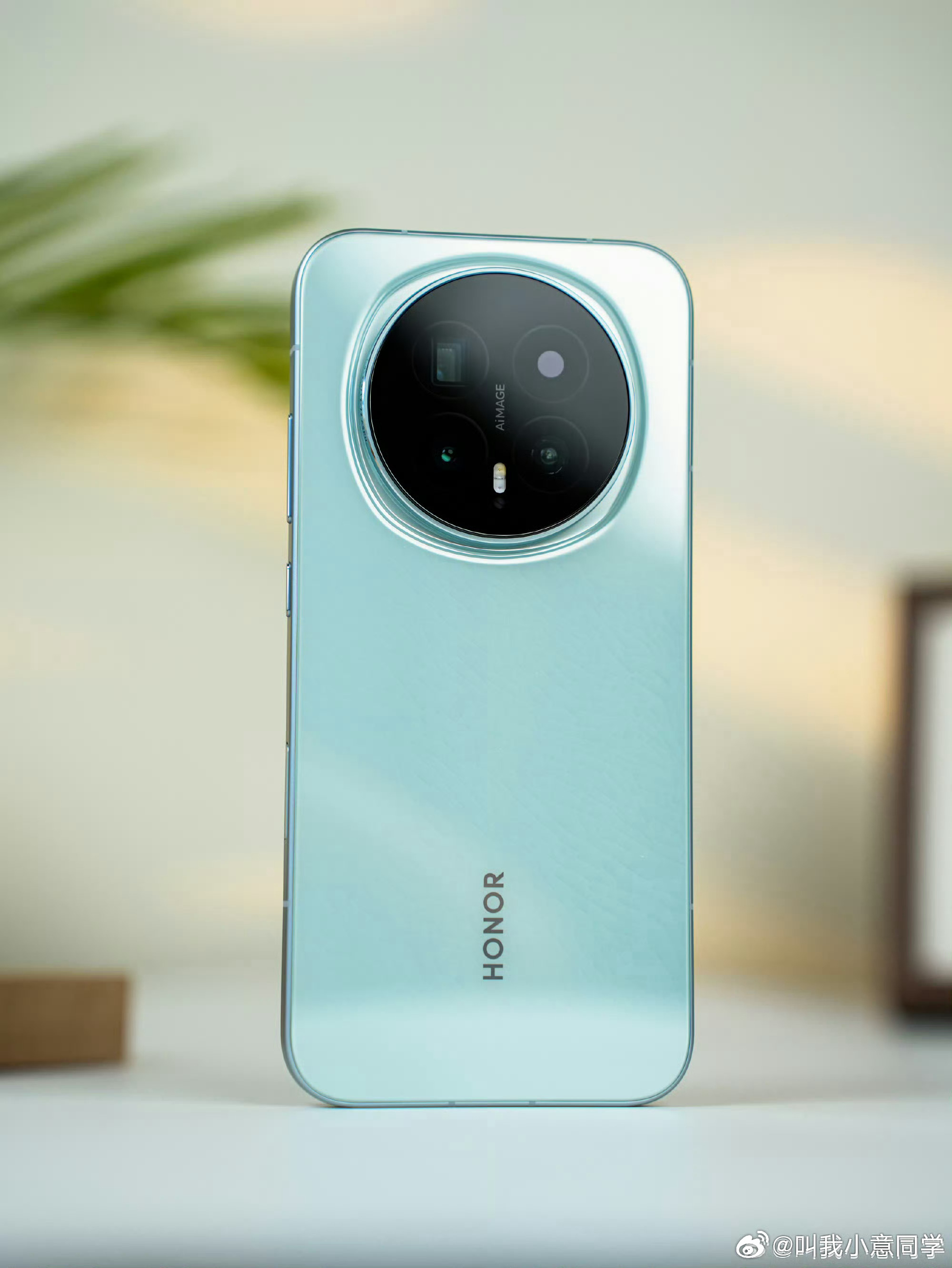 手机涨价潮下如何换机去年各家的标准版就很不错啊！堆料猛，性价比高，小尺寸直屏手感