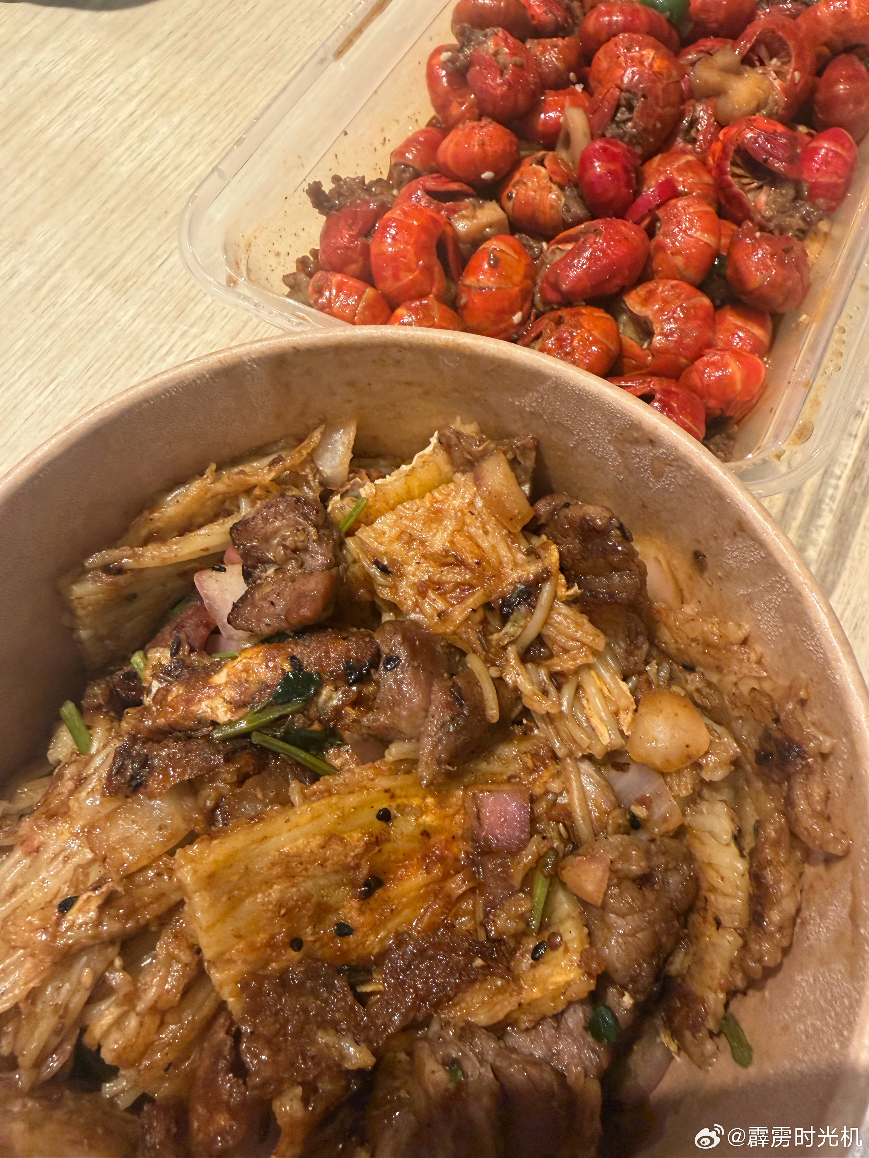 😈小聋人回家了，我爸午睡了。跟我妈快乐地来吃龙虾尾配烤冷面，人间美味！ 