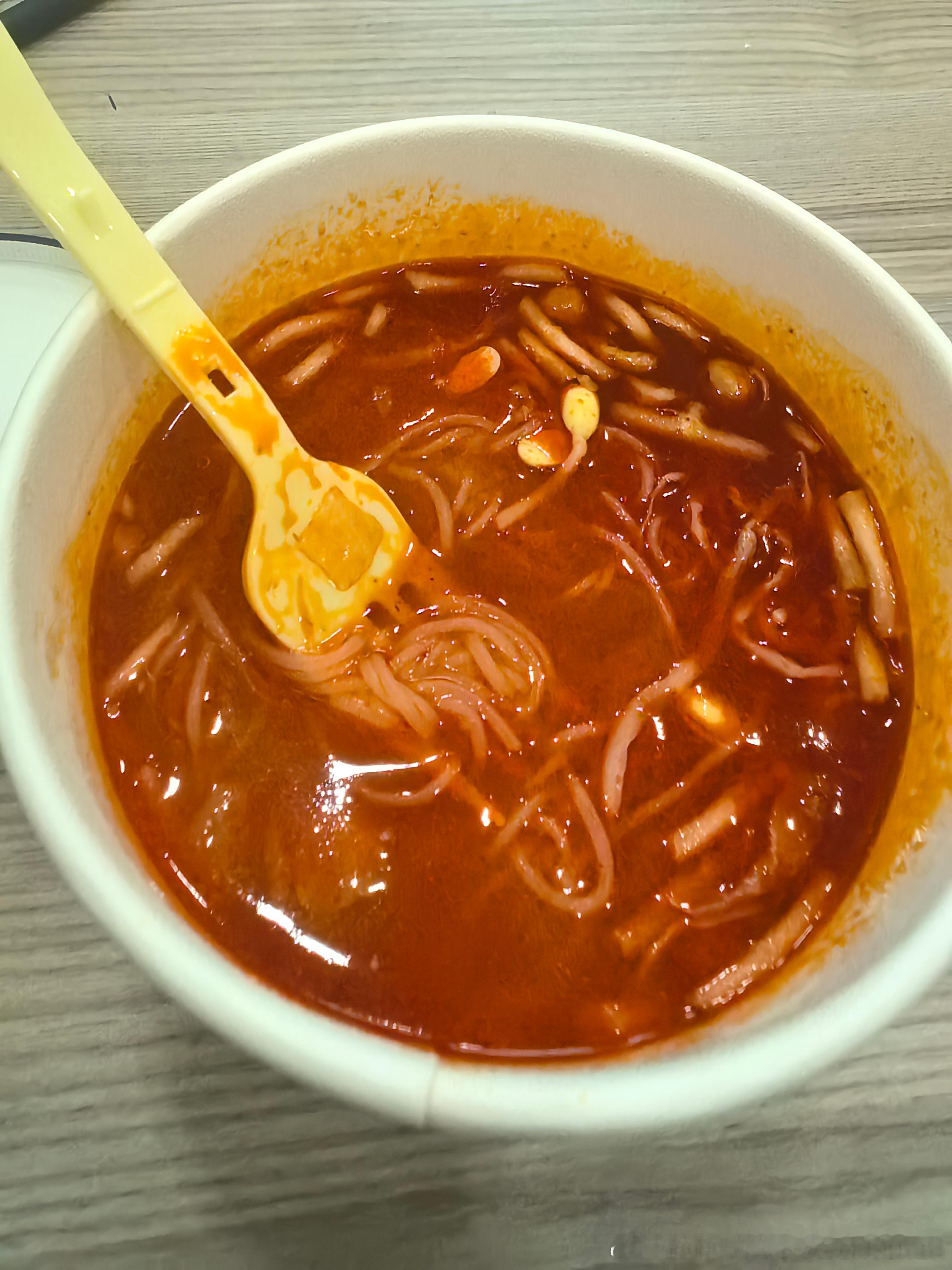 我的午餐忘了叫外卖刚好有个酸辣粉这种天气吃真爽 