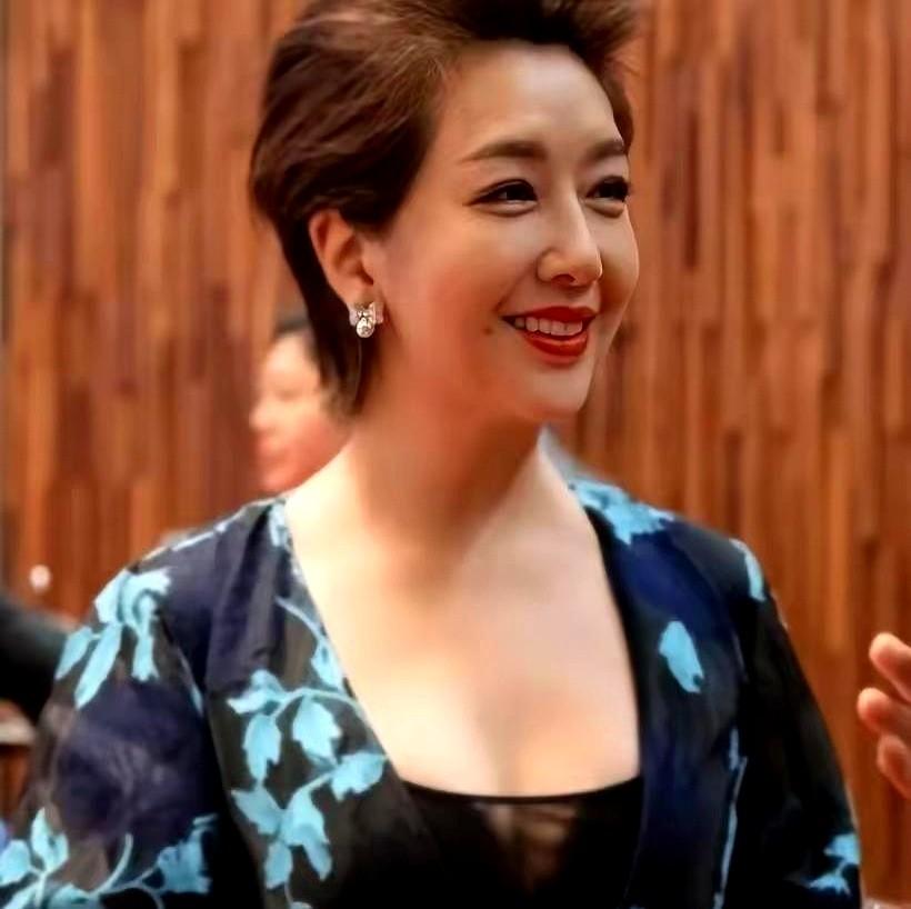 “弟弟啊，姐的屁股翘吗？”这话一出，杨志刚当场就懵了。

这事发生在2002年《