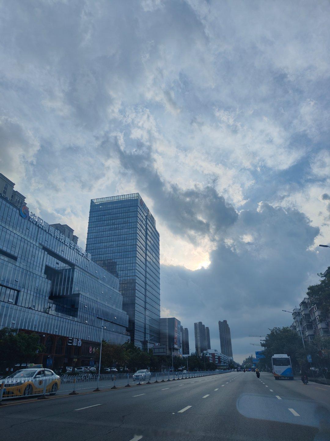 人在沈阳距离铁西体育场五公里却因工作冲突没法去东北超开幕式现场只能遥祝我的女神高