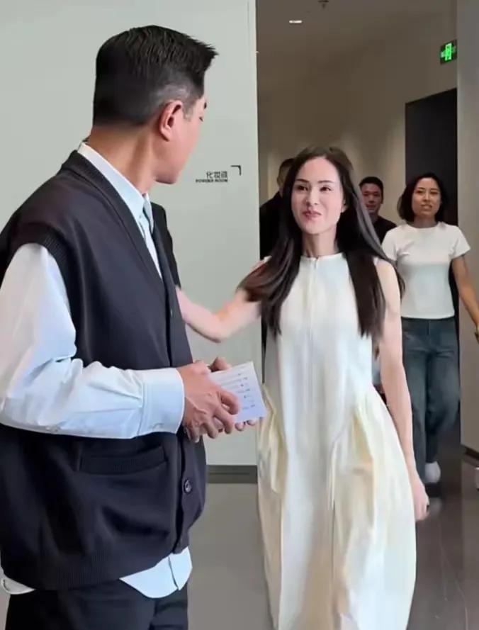 古天乐一回头，一个长发飘飘的白裙子女孩正向他飞奔而来。他愣住了，李若彤也笑了。老