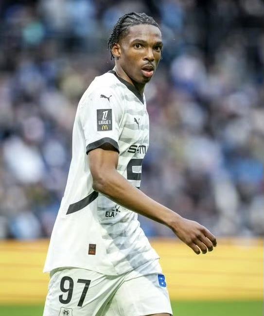 今年夏天即将以6360万欧元加盟利物浦的法国中卫杰里米·雅凯即将进行左肩手术，手