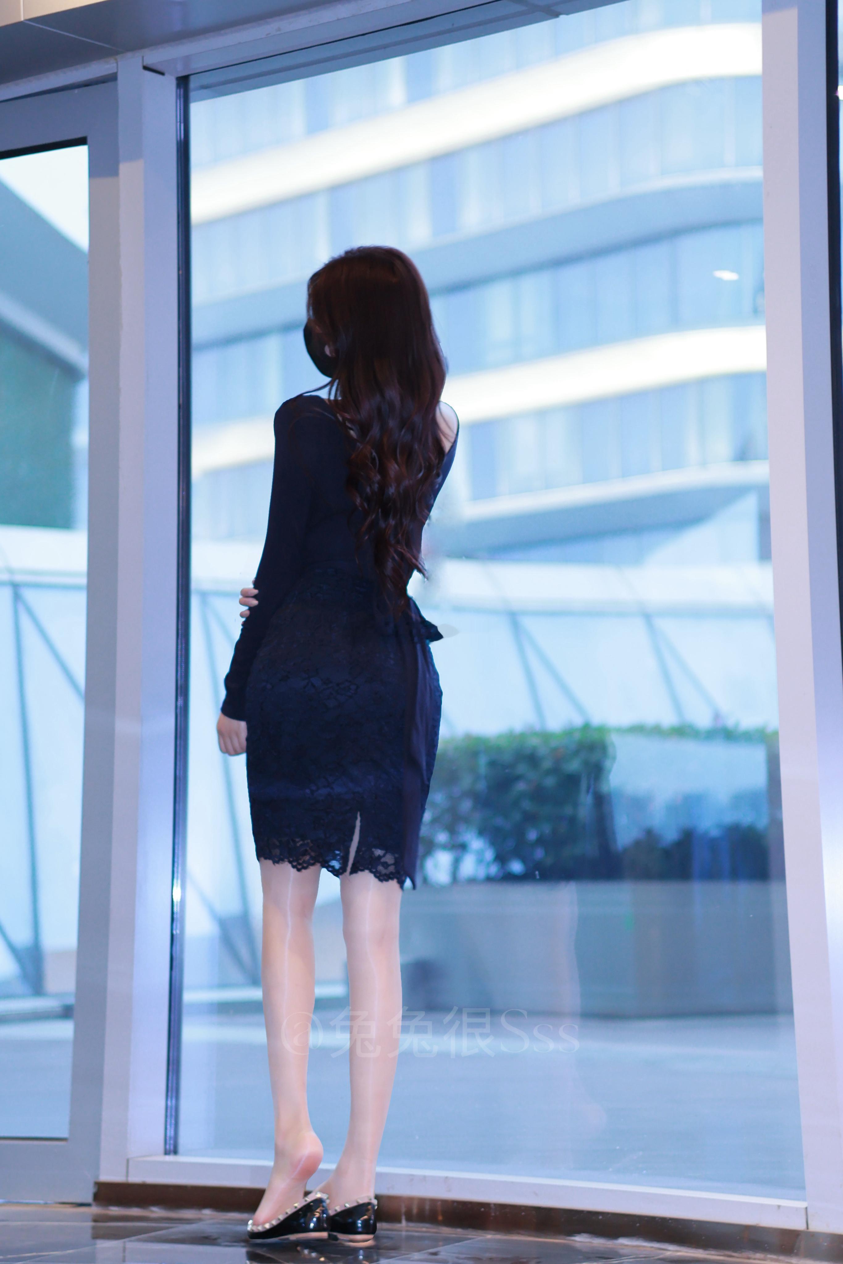 静谧蓝调 经济上行的大姐姐感穿搭🟦每个女生衣柜里都应该有一条的蕾丝裙～ootd