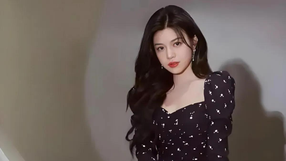 陈妍希婚戒再现，与陈晓和好如初？裂痕难掩真相成谜

近日，陈妍希被曝重新戴上婚戒