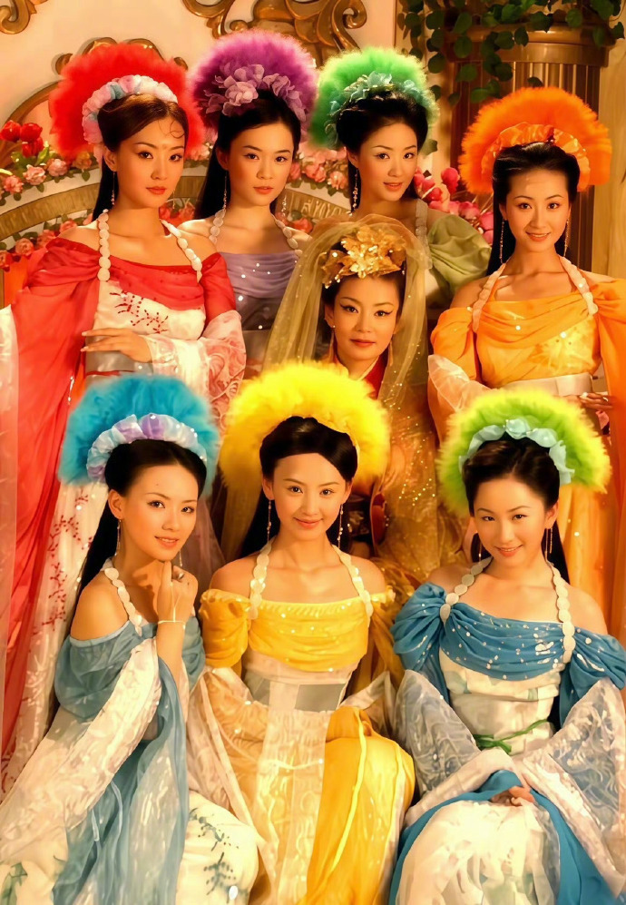 欢天喜地七仙女凡间造型七仙女脱下天庭的华服来到人间每一套凡间裙衫都保留了自己的专