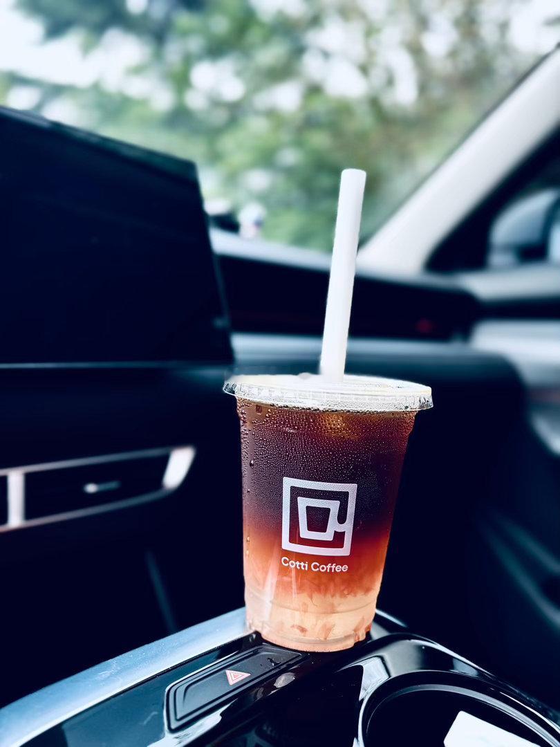 今日份的清醒，是库迪给的。一杯冰美式已经下肚，这杯双柚冰美式留着慢慢喝！ ​​​