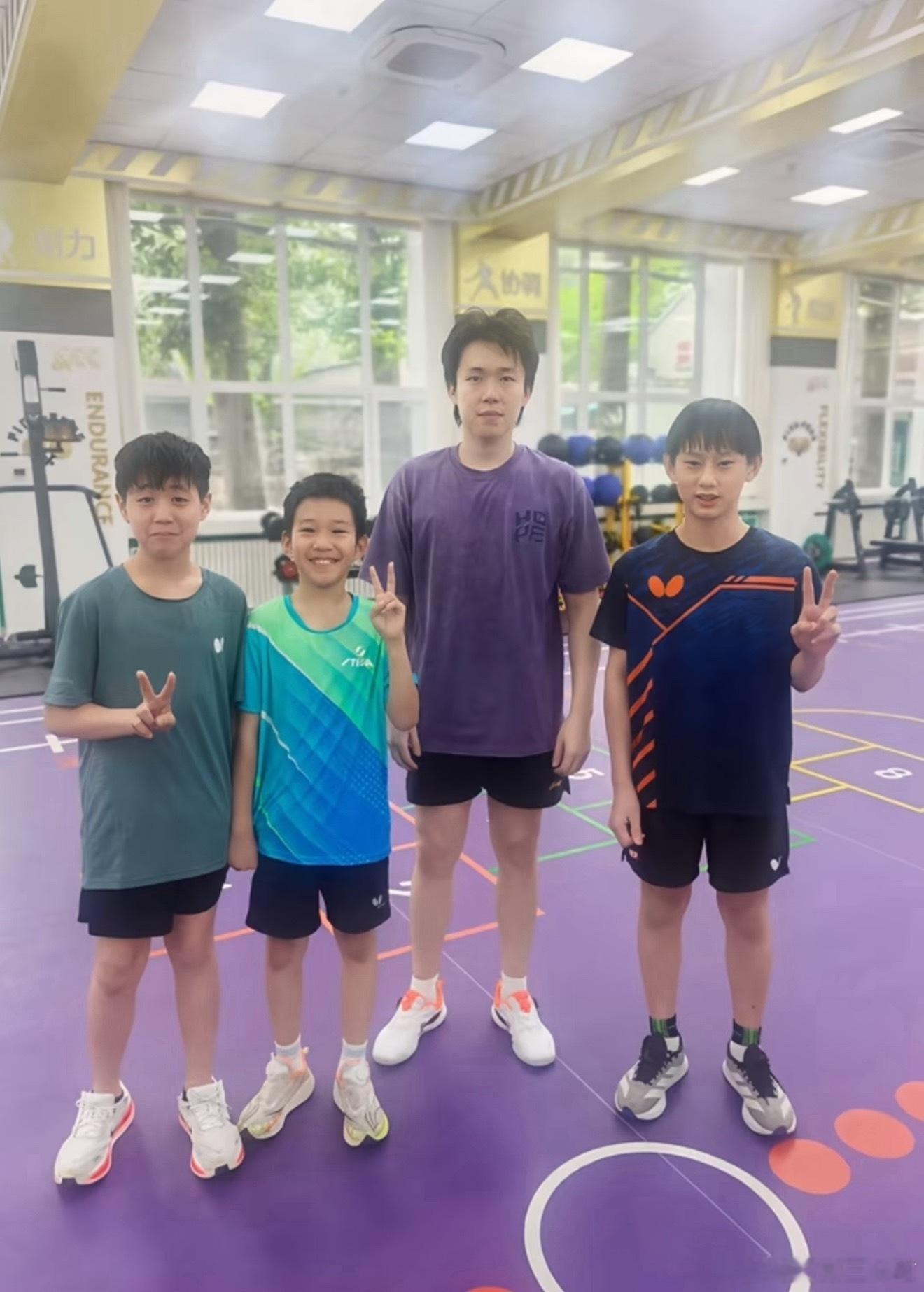一堆小朋友，真的是温柔小孩哥王楚钦我的夏日icon乒乓球