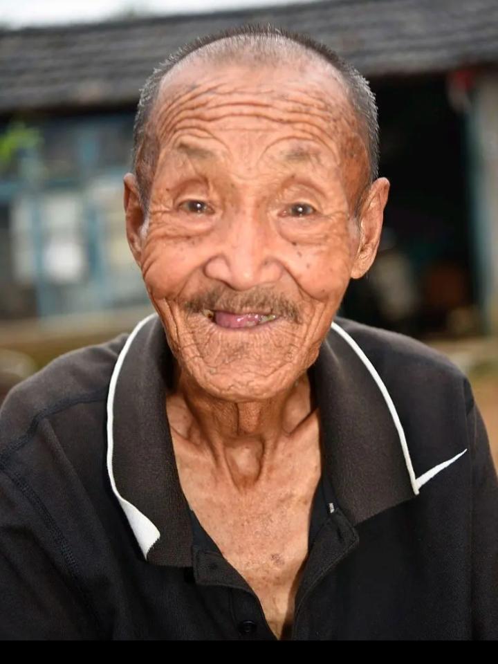 现在舆论平台上对五保户很有不满，认为五保户不如取消待遇。
五保户大群体中确实有