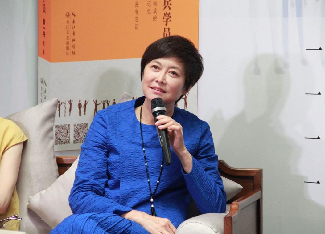 敬一丹走了，71岁。有个细节我盯了很久：讣告不是单位发的，是她女儿用她本人的公众