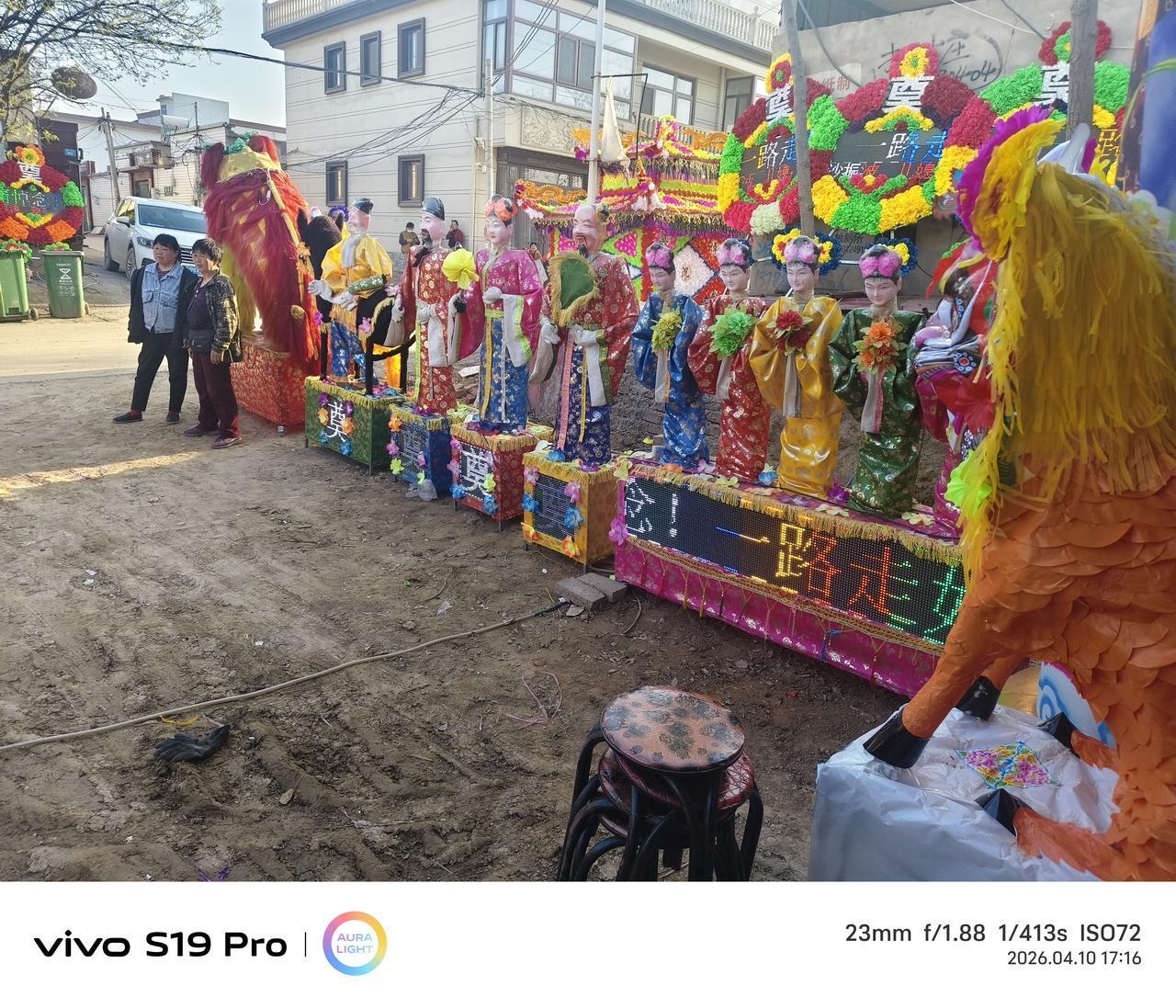 每当经历这种生离死别的场面，看到孩子们在灵柩前痛哭流涕的一幕总会不由自主的流下眼