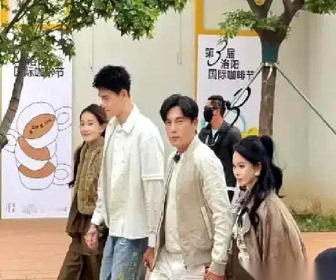 秦昊一张嘴，喊孙杨，喊的不是“孙老师”，也不是“世界冠军”，是“杨杨”。
旁边人