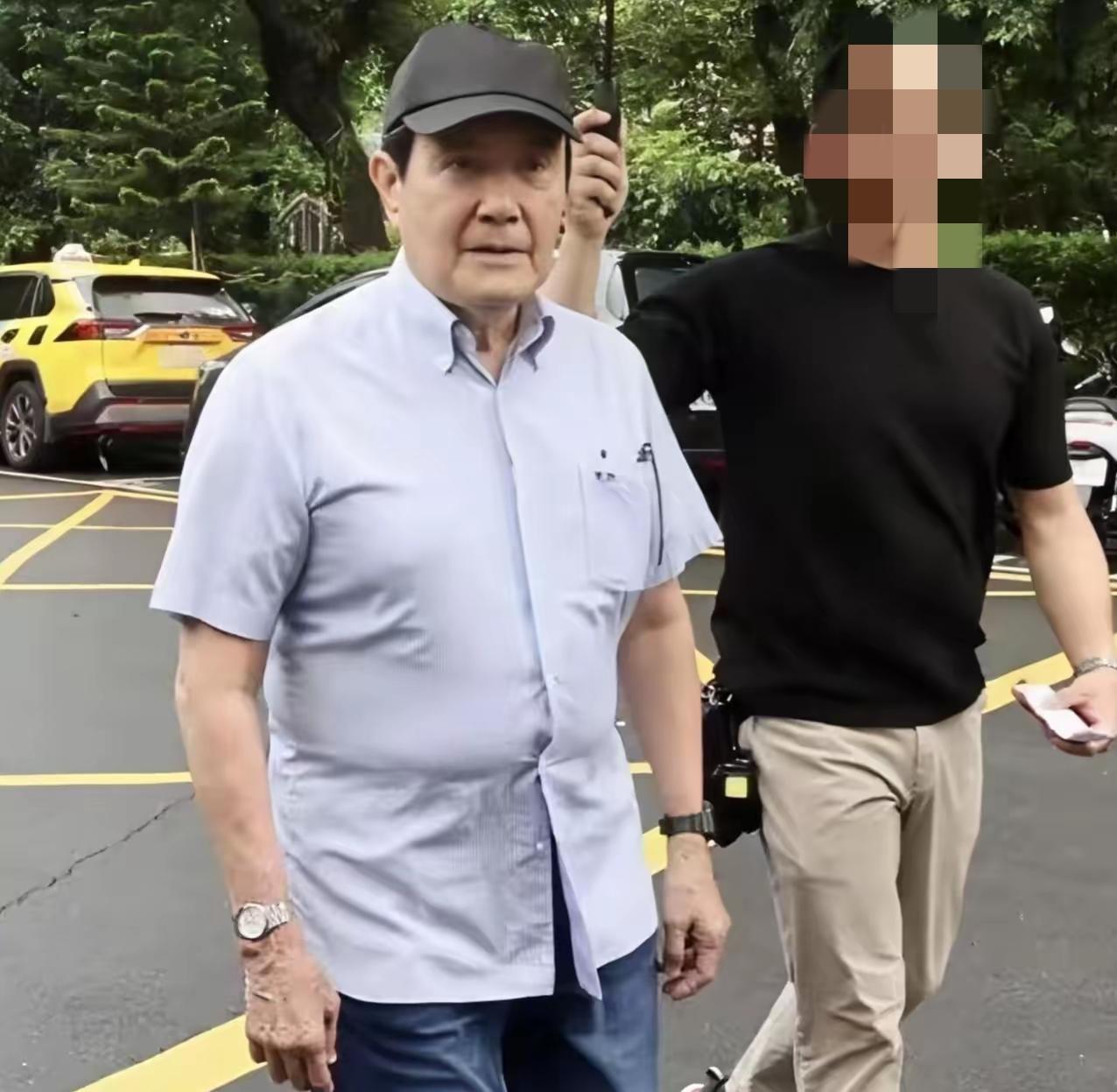 马英九戴两块手表的照片被挖出，很多人恍然大悟，直指这就是证据。

其实，凭戴两块