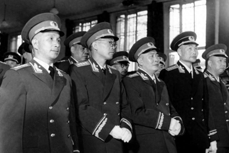 1955年授衔时，刘少奇建议陈毅将元帅军衔让给粟裕，陈毅对此有何态度？
1955