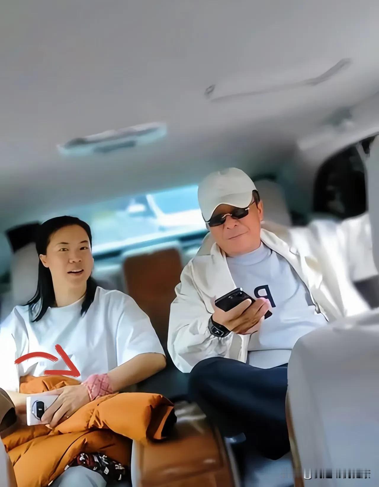 据说，王楠佩戴的翡翠手镯价值连城，其珍贵程度令人咋舌。

佩戴于腕间，都要用布遮