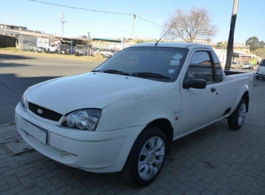 南非版福特 Bantam，这玩意算是嘉年华的皮卡版~~~前半截和曾经国产的老款嘉