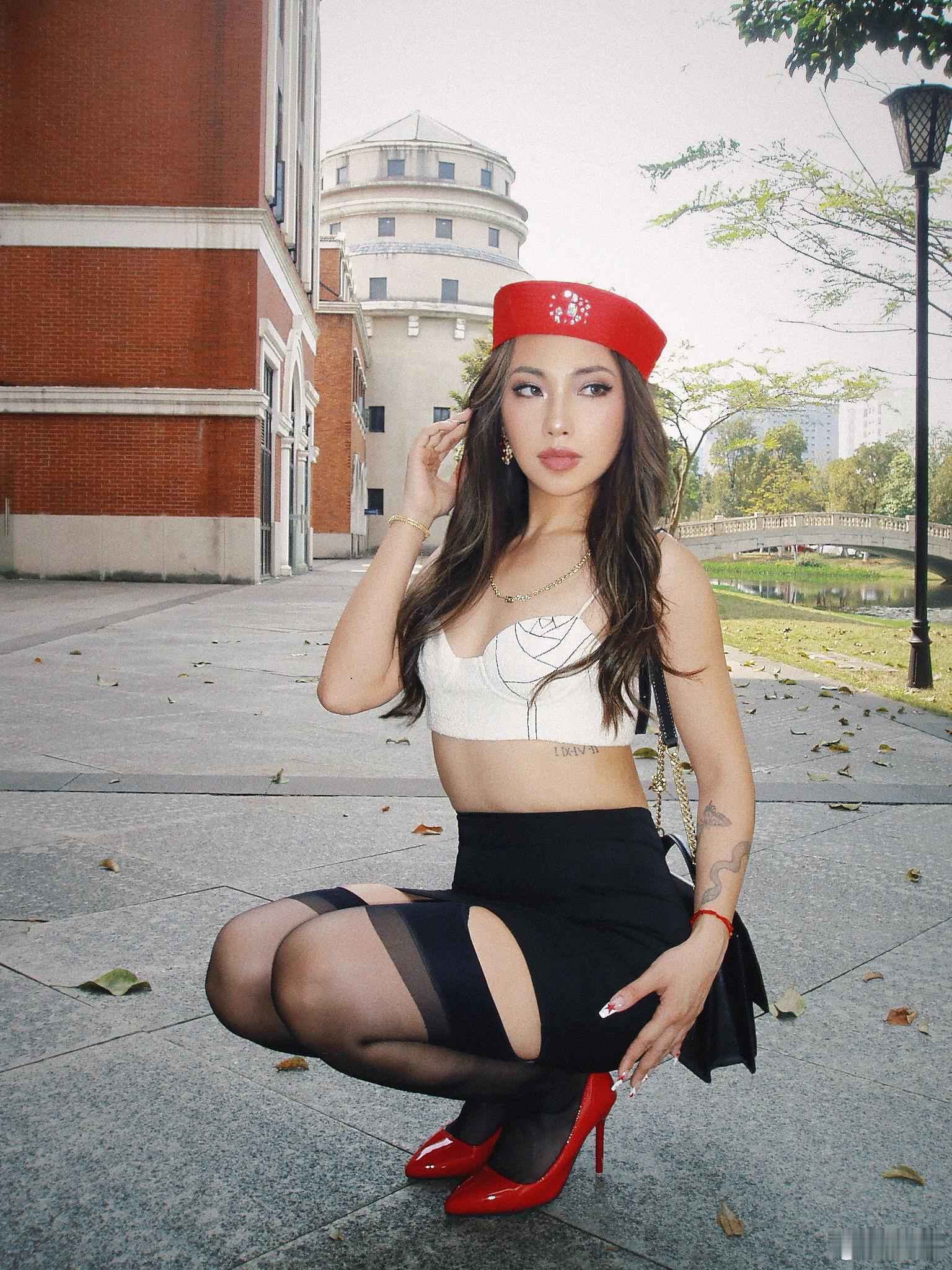 为我新做的帽子拍的一身Look💋可可爱爱🥰想念南宁的28°C好天气～👕：L