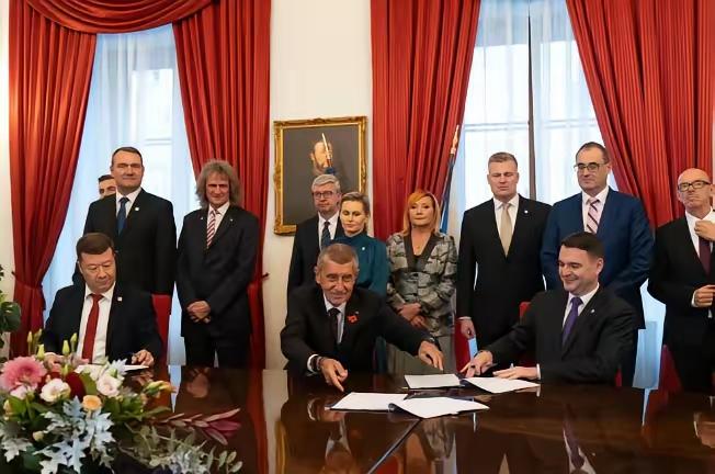 捷克大选一出结果全欧洲都傻了眼，之前还哐哐给乌克兰送炮弹的“援乌老大哥”一夜之间