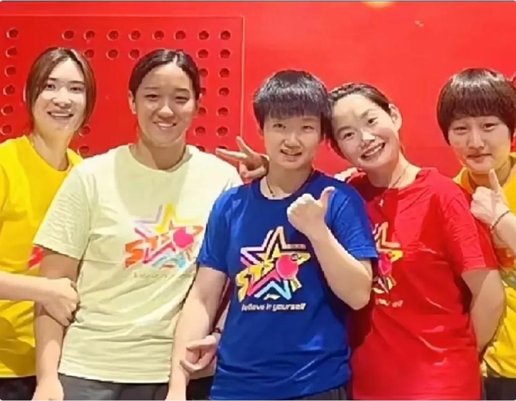 5位女乒球员同框：我只认出了凤眼如虹的孙颖莎，曲眉贝齿的何卓佳，笑意盈盈的孙铭阳