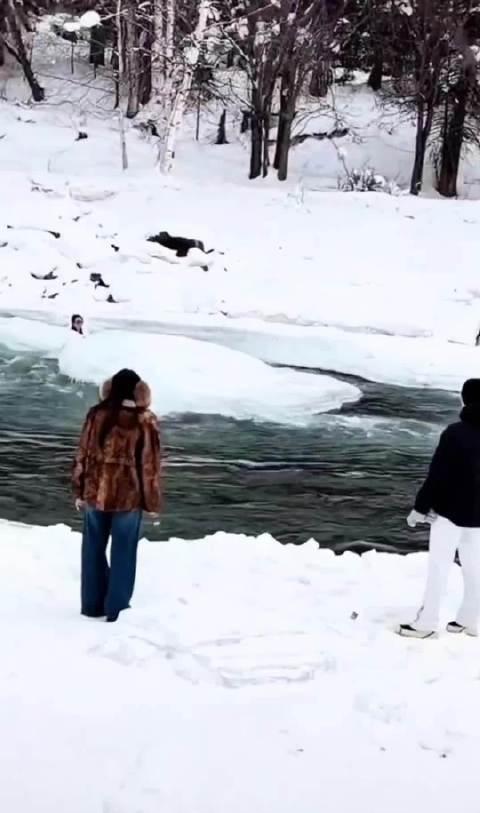 千万不要为了拍照穿越警戒线，谢谢救人者，好人一生平安
2月10日，在新疆喀纳斯河