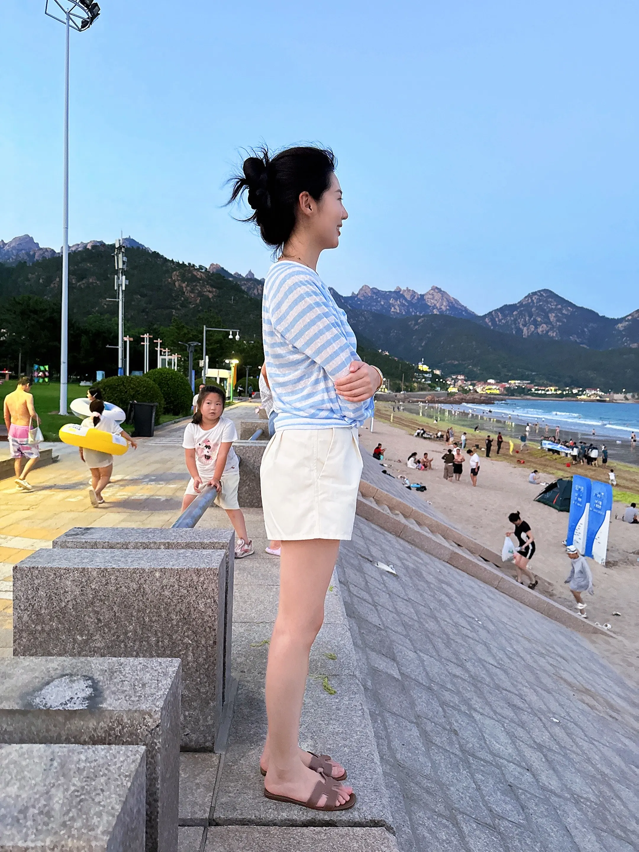 最近很喜欢的一句话：“尽量快乐 然后一定善良 如果活得足够长 终究看到...