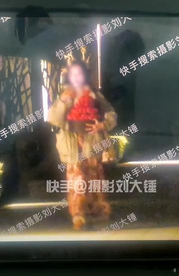 曝汪苏泷八天会三女  据刘大锤爆料，汪苏泷在过去八天内与三位女性有过接触。具体时