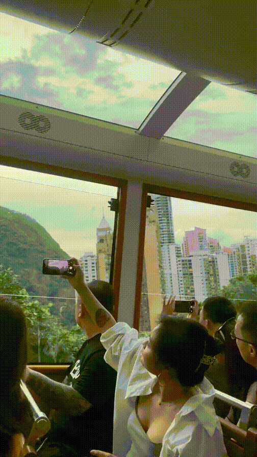 你坐在车上看风景
看风景的人坐在车上看你
风景装饰了你的手机
你装饰了别人的梦