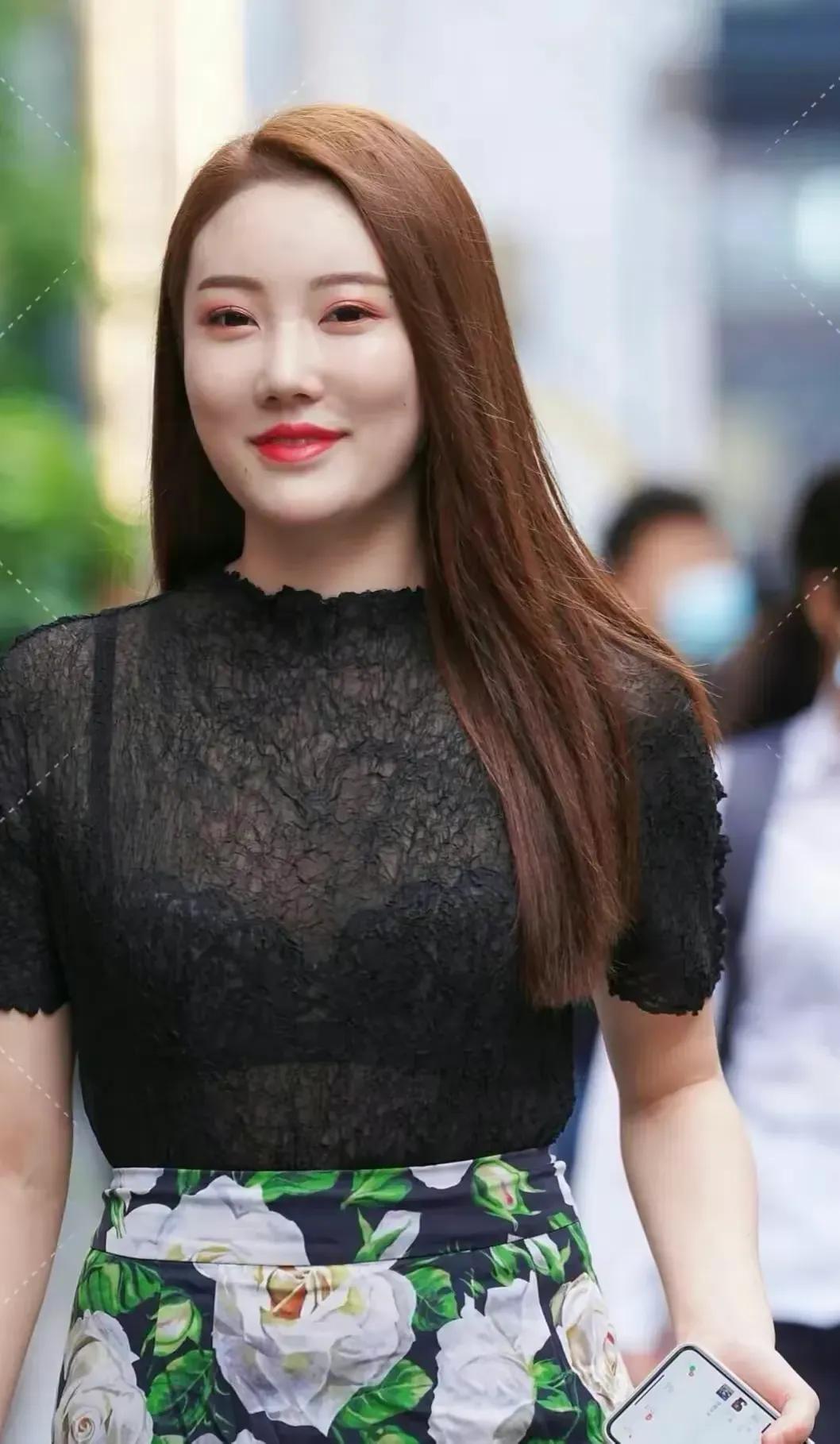 富态，旺夫的较胖美女，身体壮实，估计有140斤左右。但是真的很丰满。