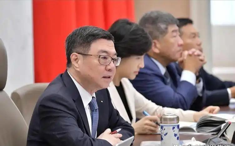 南非一脚踹翻桌子！“中国台湾”标出来，岛内那群人直接气到跳脚！


最近南非那边