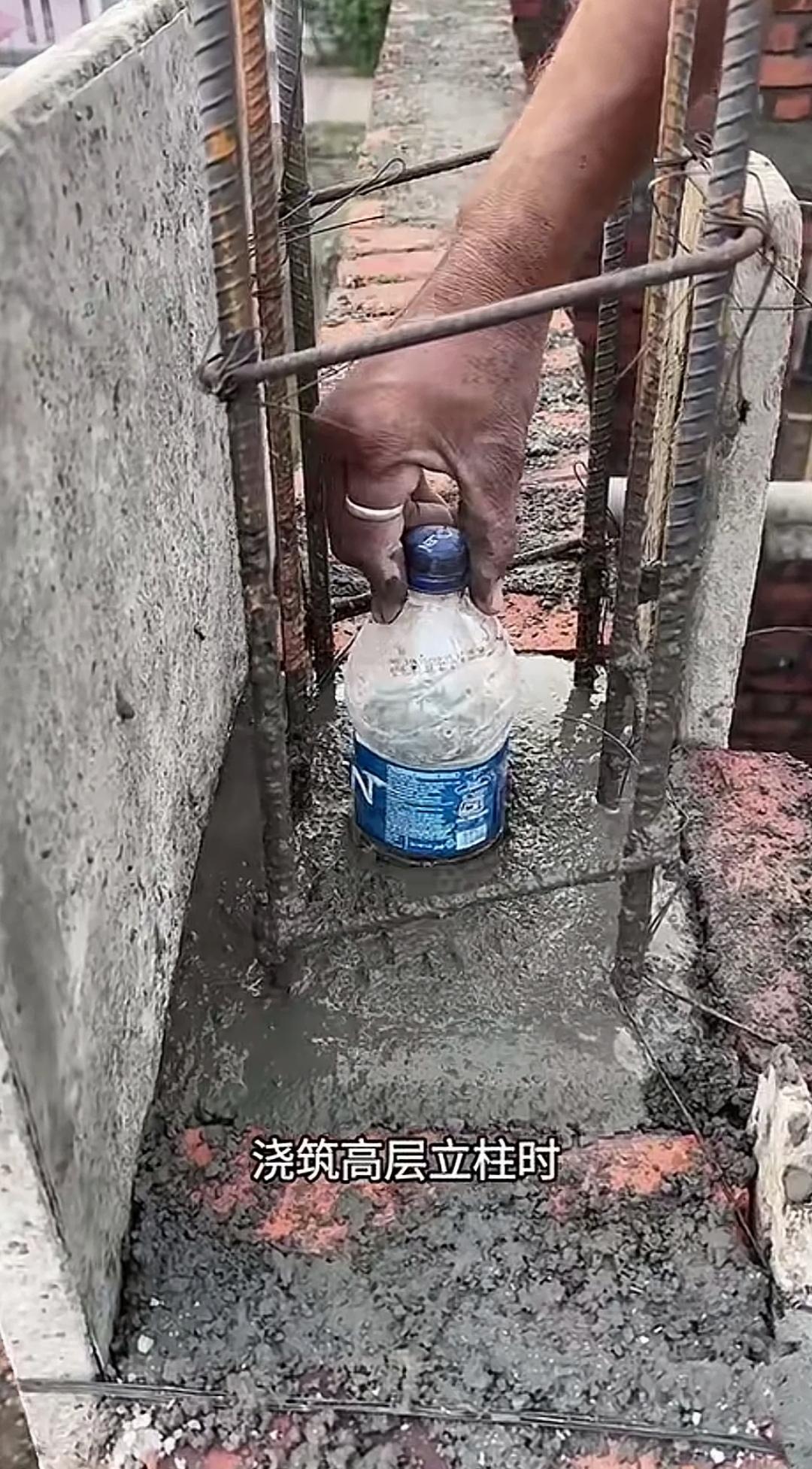 柱子刚浇筑完就顶面压洞灌水，这到底是为啥？
柱子刚浇完混凝土，师傅就拿着水瓶在柱