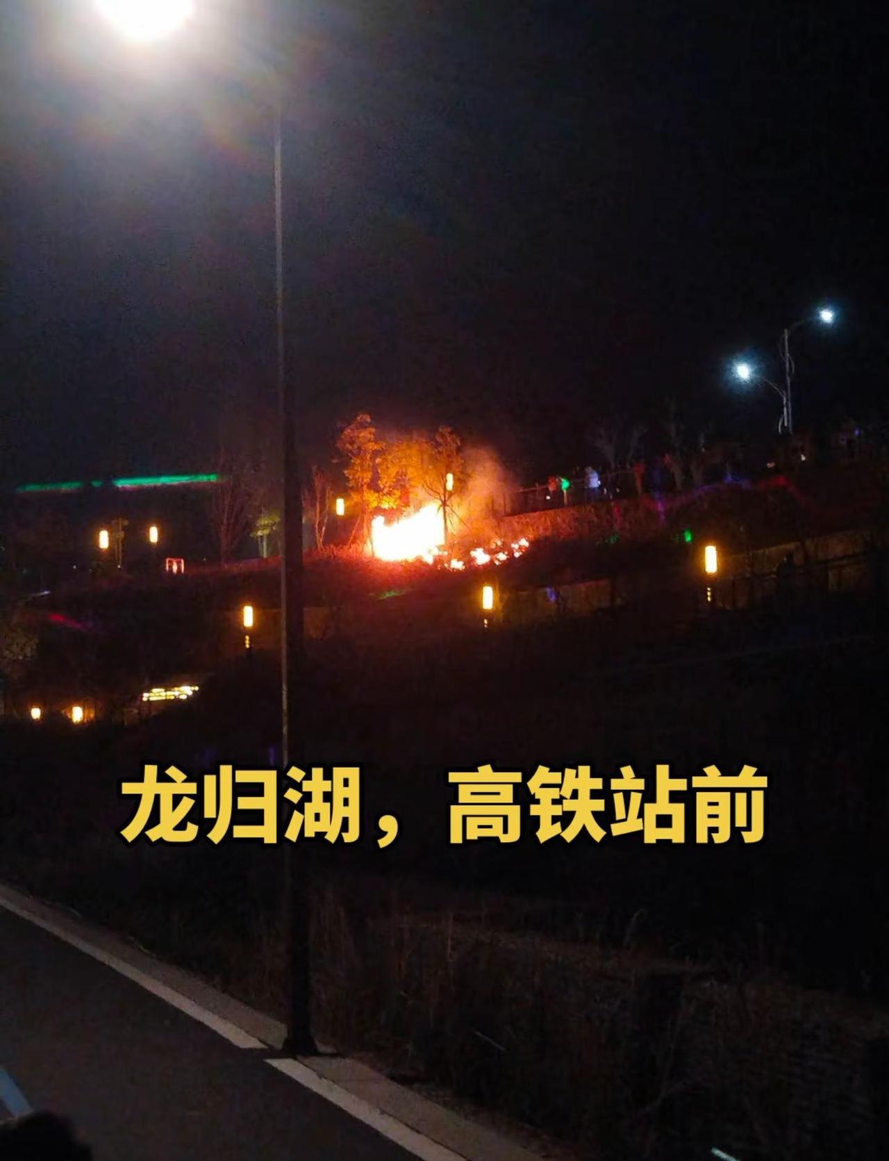 过年放烟花一定要注意安全，还好消防员来的快，灭火及时