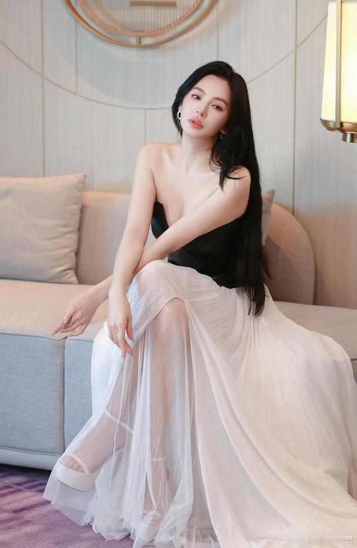 看到张雨绮包场《功夫女足》的消息，忍不住感叹一句：她怎么越来越美了。那种大方明艳