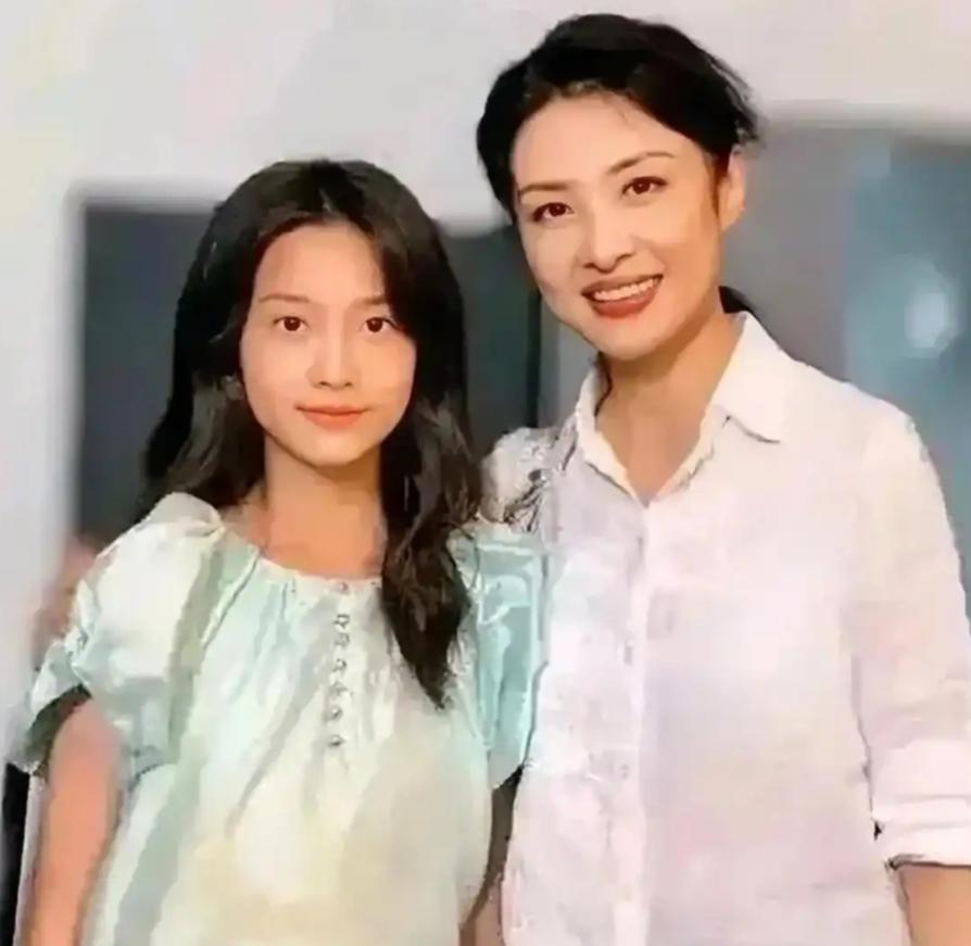 周涛女儿路紫萱，小名香香，2005年出生，小学主持就自带气场，神似春晚时期的周涛