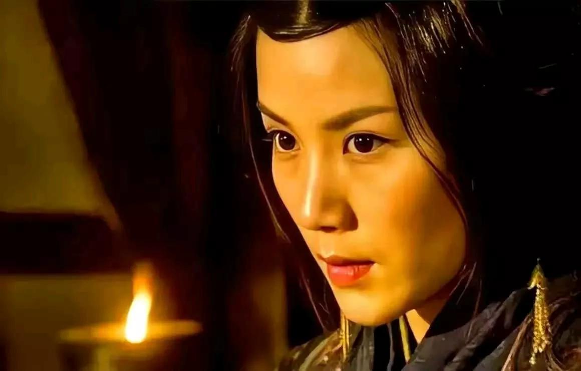 公元 202 年，袁绍吐血而亡，其妻刘氏马上派人把袁绍生前所宠爱的五位姬妾：张氏